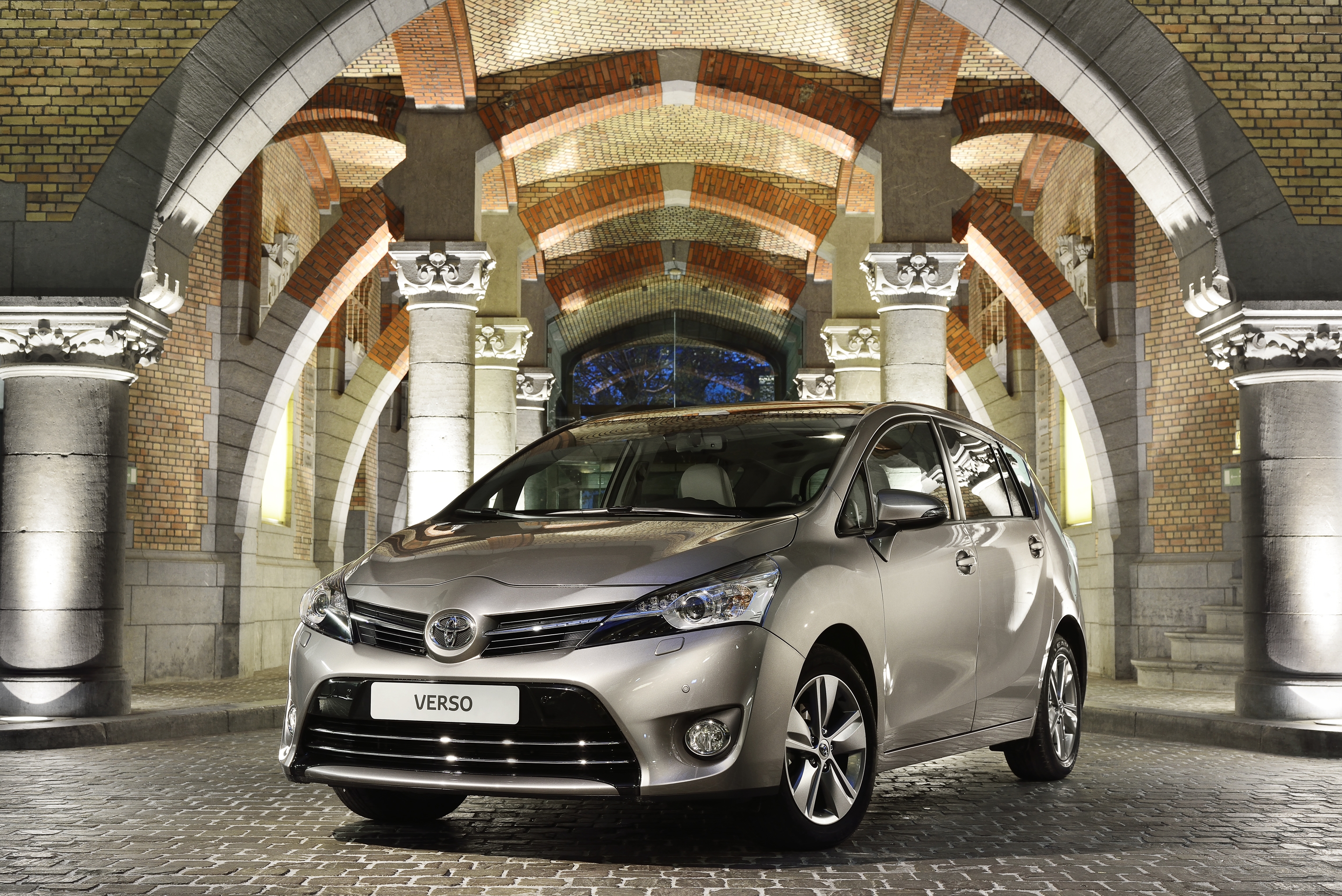 Toyota модельный ряд. Toyota Verso 2014. Тойота версо 2014. Тойота версо 2014 года. Тойота Модельный ряд версо.