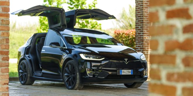 Tesla Model X La Prova Su Strada Del Suv Elettrico