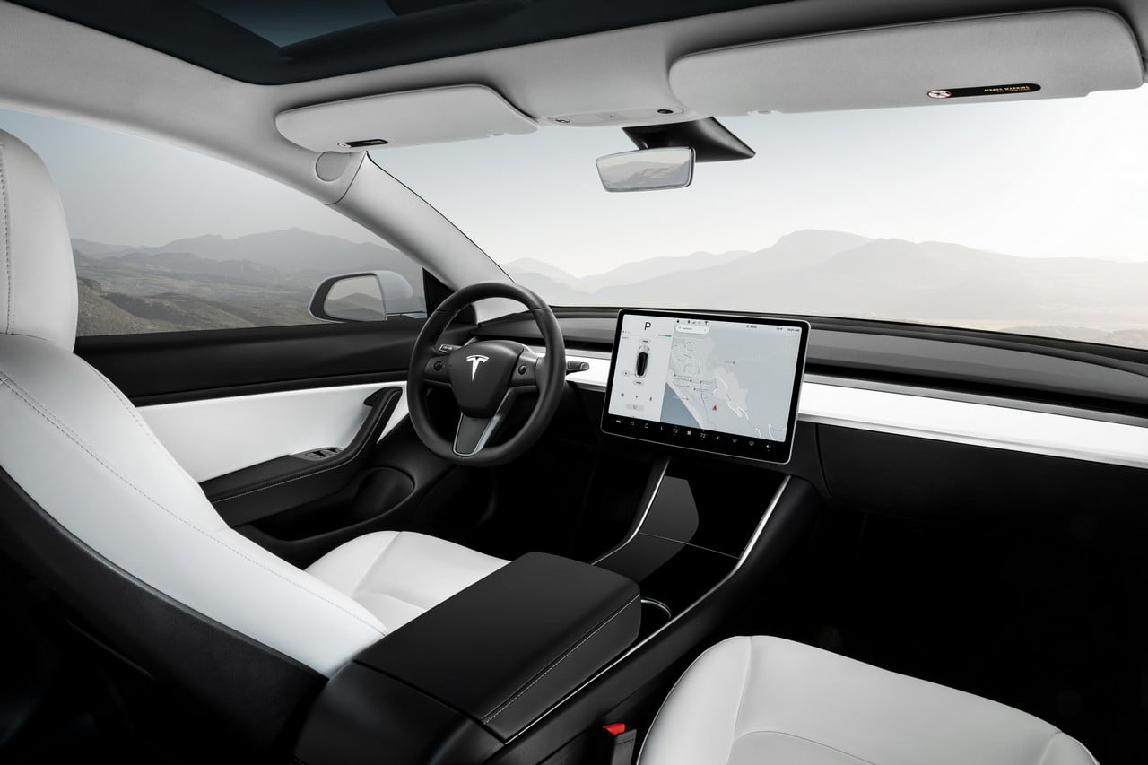 Interni Tesla Model 3 come sono fatti e cosa propongono