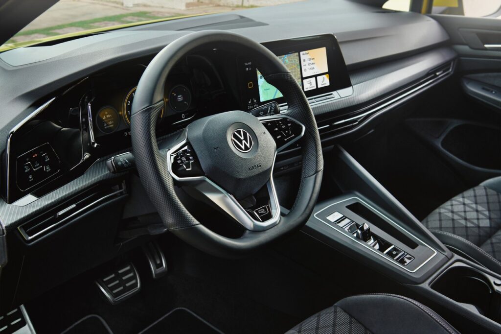 Volkswagen Golf 8 RLine prezzo, motore, prestazioni, esterni, interni
