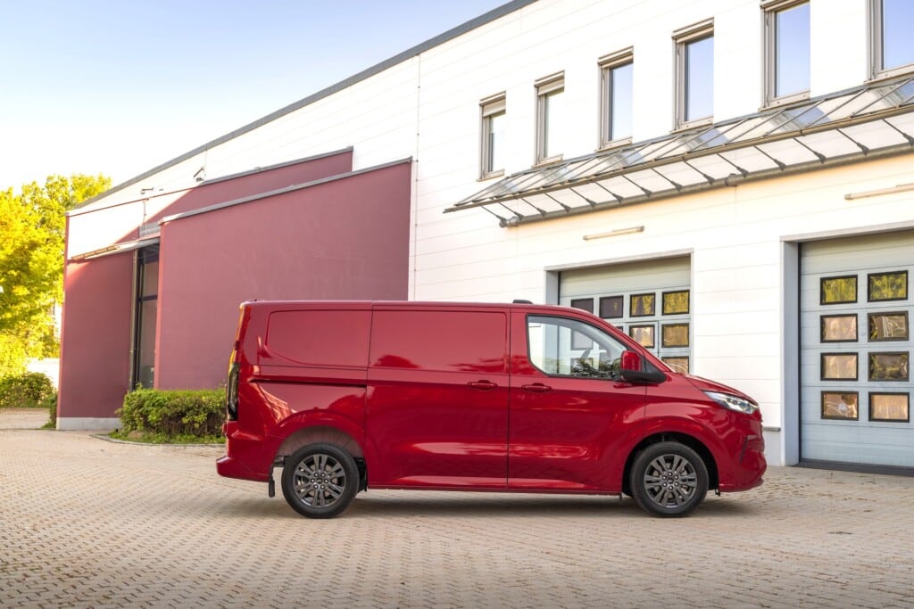 Ford Transit Custom 2024 dimensioni, interni, motori, prezzi