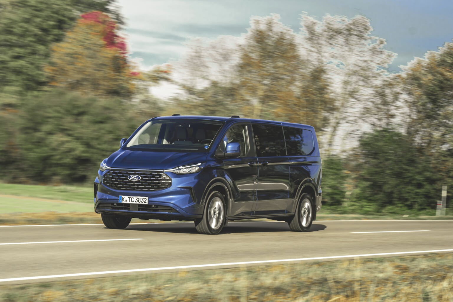 Ford Tourneo Custom 2024 dimensioni, interni, motori, prezzi